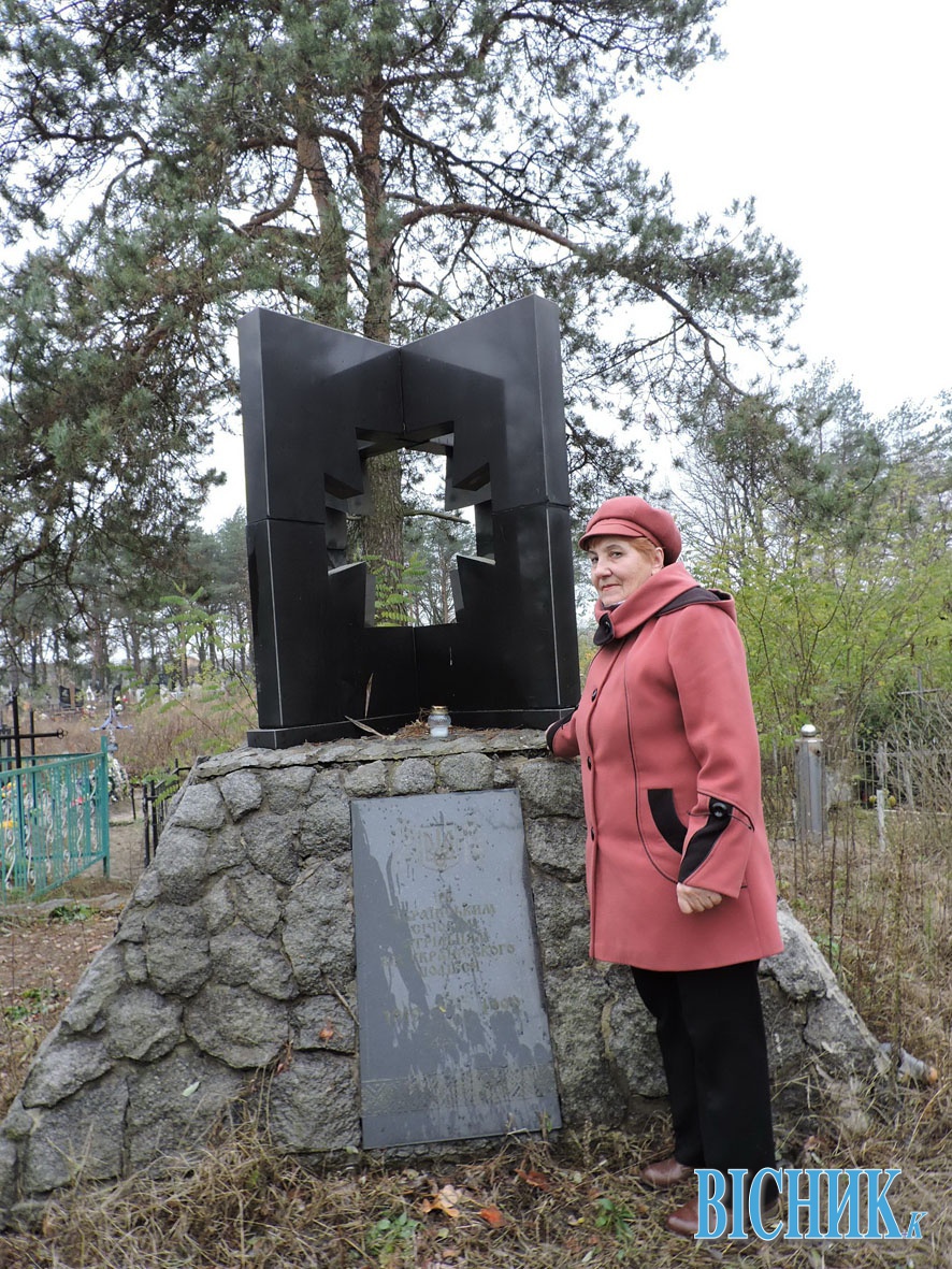 Раїса ТИШКЕВИЧ біля памятника воякам УПА