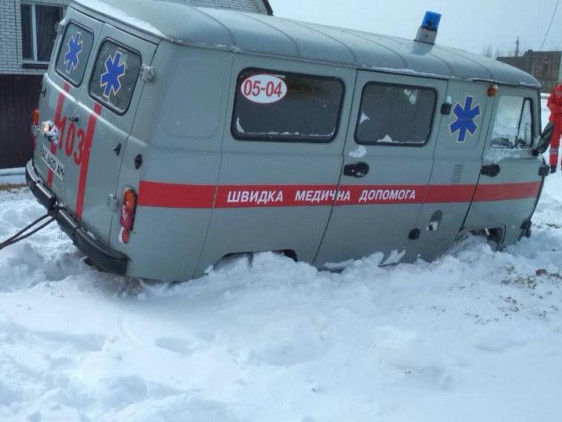 Камінь-Каширщина: рятувальники визволили із заметів рейсовий автобус і швидку