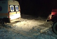Рятувальники вкотре витягнули зі снігового замету автомобіль