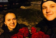 На Волині патрульним подарували шикарний букет троянд за допомогу на дорозі