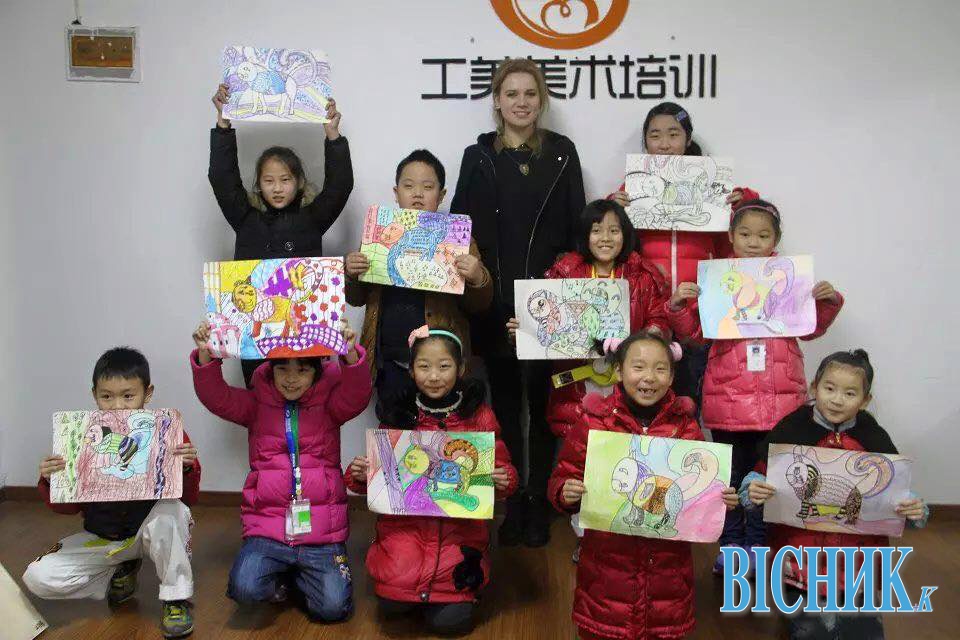 Таня КАЛІВОШКО вчила малювати китайських дітей