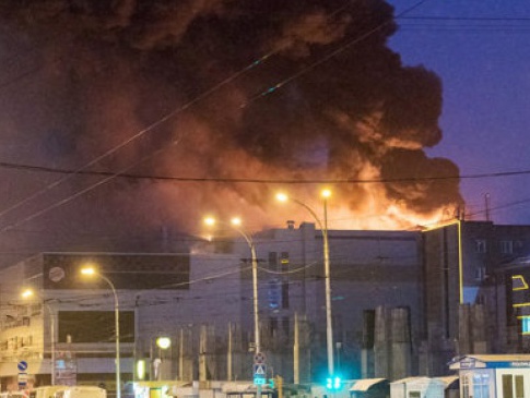 У російському Кемерово внаслідок пожежі у ТРЦ загинули понад півсотні людей (відео перших хвилин пожежі)