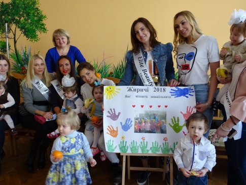 Київські моделі привезли подарунки у Луцький будинок дитини