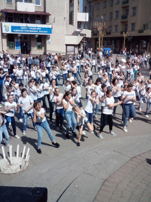 Чому більше двох сотень дітей зібралися у центрі Івано-Франківська?