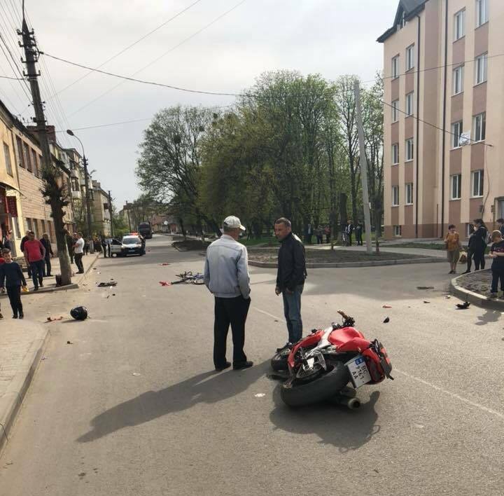 Аварія на Львівщині: мотоцикліст в'їхав у натовп