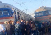 Як біля Львова люди електропотяг блокували