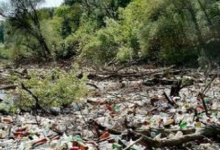 Українське сміття завалило словацьку річку