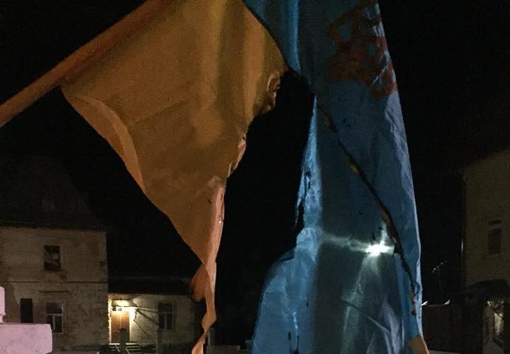 На Львівщині чоловік спалив 2 прапори України