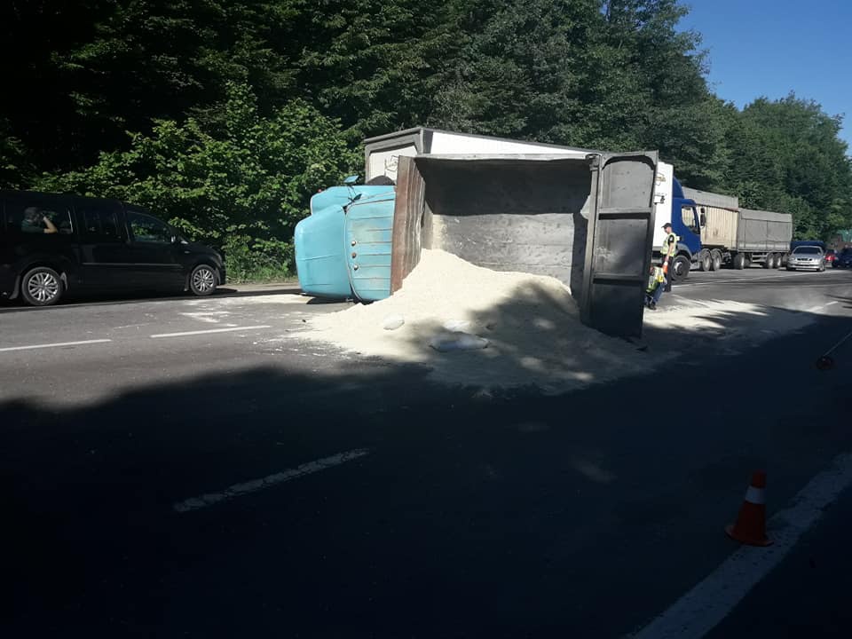 На Прикарпатті пасажирський автобус зіткнувся із вантажівкою. Є жертви