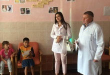 Працівники прокуратури Волині навідалися з подарунками до діток в реабілітаційний центр