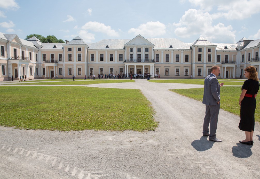 Марина Порошенко та Марі Йованович відкрили відреставровану дзеркальну залу Вишнівецького палацу на Тернопільщині