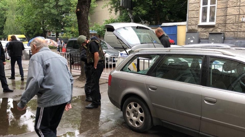 У Львові кинули гранату у авто відомого громадського діяча