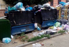 Центр Чернівців завалений сміттям, бо немає кому вивезти