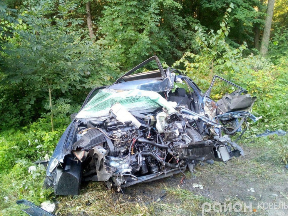 На Волині легковик влетів під фуру – водій загинув