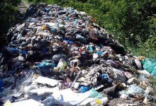 На Рівненщині сміттям заблокована дорога