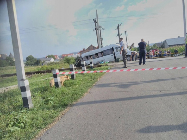 У мікроавтобусі, що потрапив під потяг на Буковині, загинуло двоє, ще 5 – травмовані