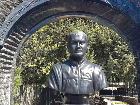 На севастопольському цвинтарі поставили бюст Януковичу-молодшому