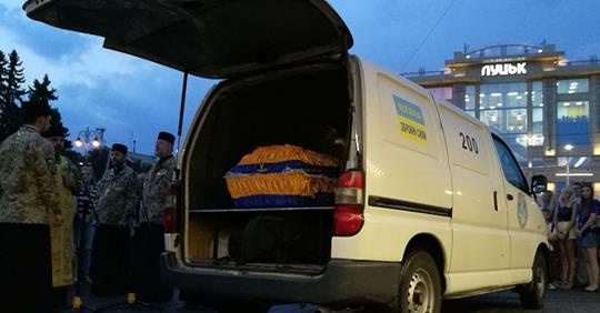 На святковий майдан у Луцьку привезли загиблого офіцера