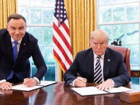 Працівника телеканалу звільнили за «незручне» фото президента Польщі