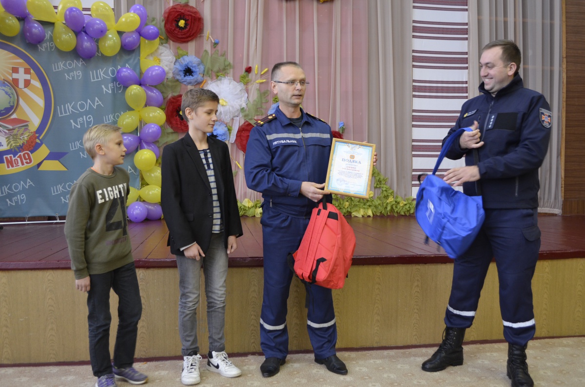 Волинські  рятувальники нагородили школярів за сміливість та правильні дії під час пожежі