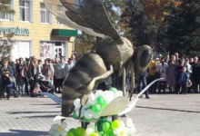 На Волині найбільший в Україні  пам’ятник бджолі
