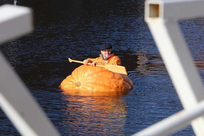 Англієць плавав річкою у гігантськкому гарбузі: претендує на місце в  Книзі рекордів Гіннеса