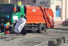 На Тернопільщині ксьондз освятив...сміттєвоз