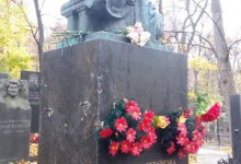 Сплюндрований пам'ятник на  могилі Лесі Українки так і не відновили