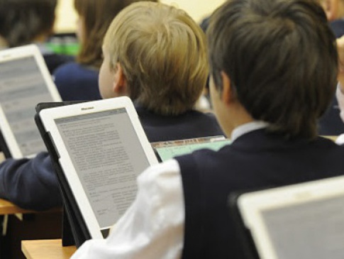 Діти трьох волинських шкіл  навчатимуться за допомогою електронних підручників