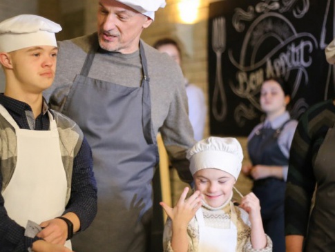 Савченко в Луцьку пік піцу з дітками