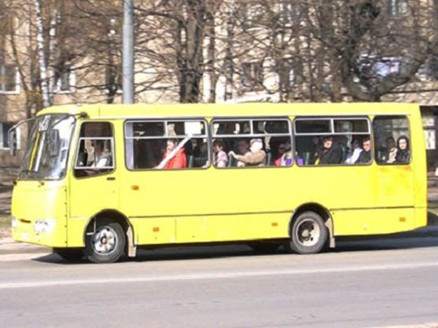 Луцький автобус №3 не доїжджатиме до воріт цвинтаря у Гаразджі