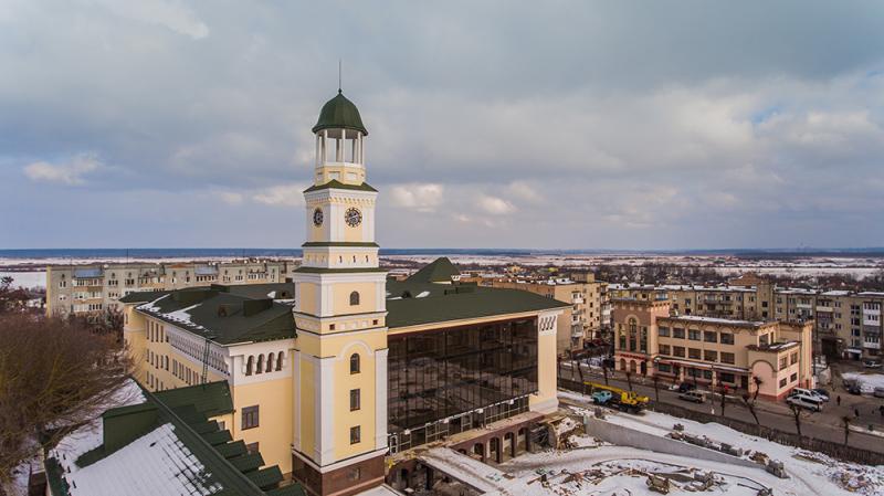 В Острозі на Рівненщині  з'явилась велична ратуша