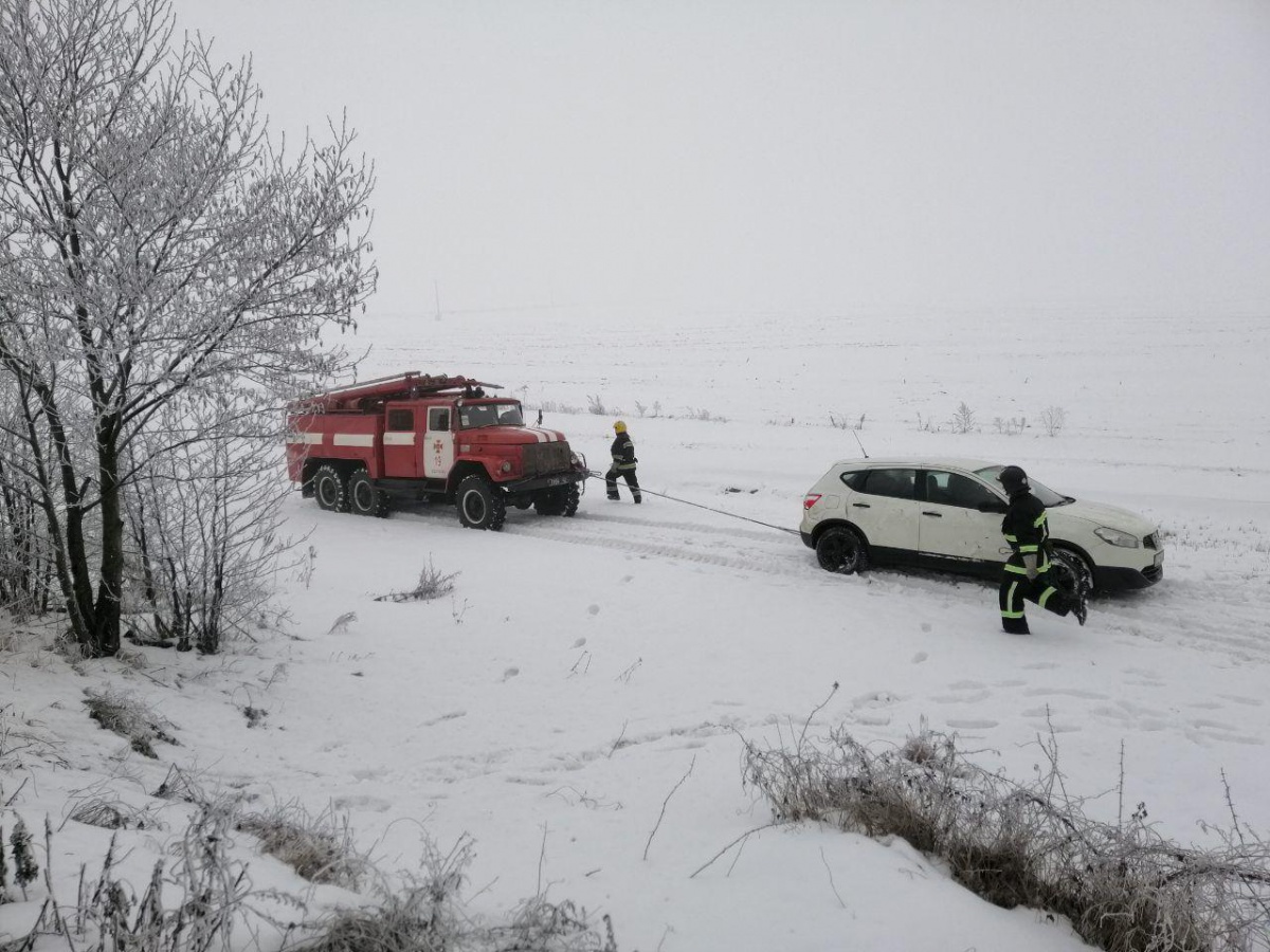 Автомобіль з кювету витягували рятувальники