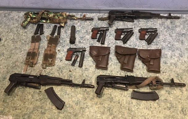 На Житомирщині двоє чоловіків торгували зброєю з військової частини