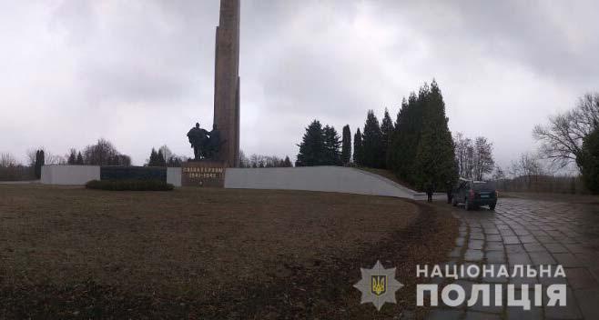 Монументу Слави у Рівному відпиляли пальці і ніс