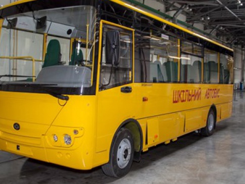 У Луцьку збирають чергову партію шкільних автобусів