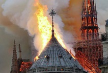 У Парижі вигорів легендарний собор Нотр-Дам де Парі