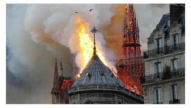 У Парижі вигорів легендарний собор Нотр-Дам де Парі