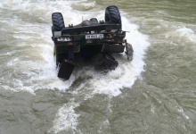 Вантажівка з туристами зірвалась у річку в Карпатах, троє загиблих