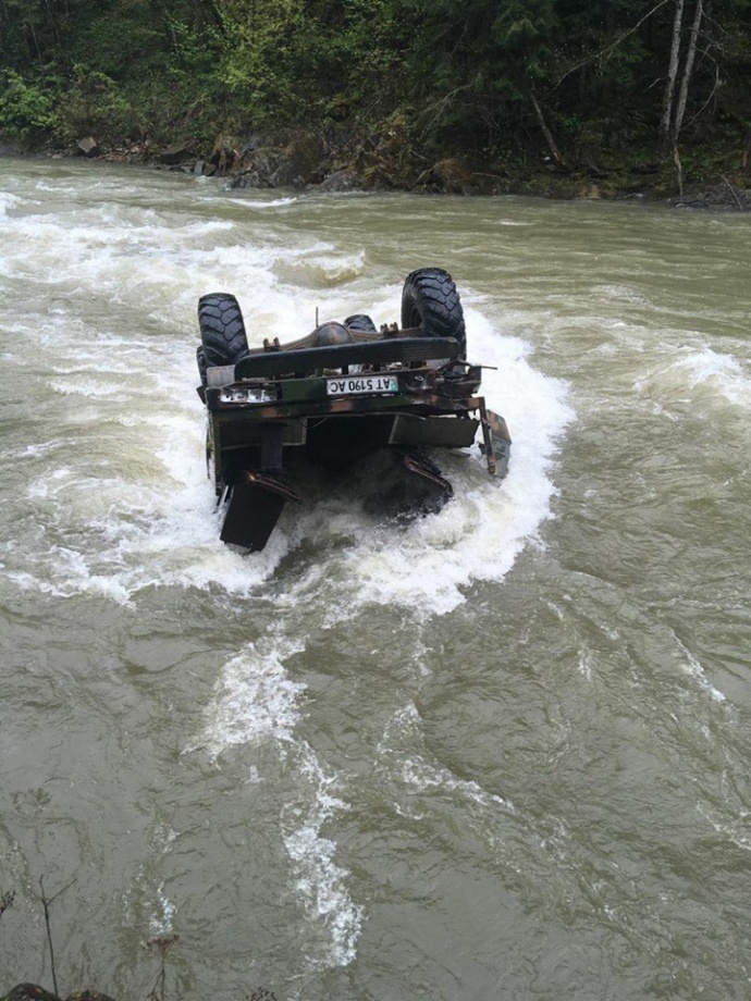 Вантажівка з туристами зірвалась у річку в Карпатах, троє загиблих