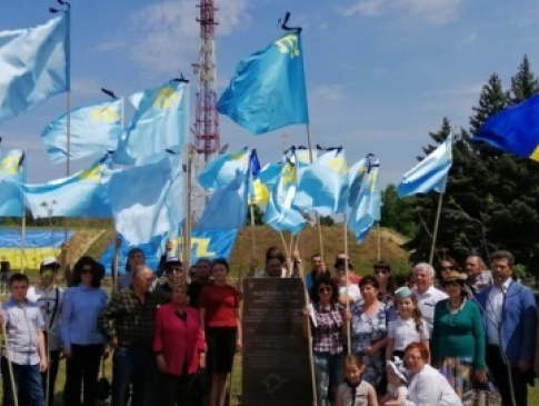 У Херсоні відкрили перший на материковій частині України пам’ятний знак «Жертвам геноциду кримськотатарського народу 1944 року».