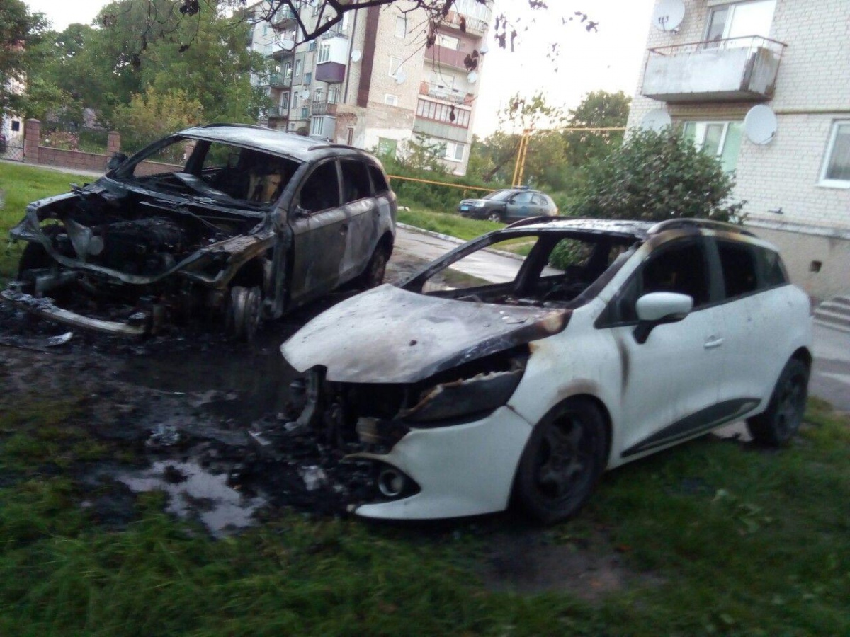 Вночі на Рівненщині згоріли дві автівки