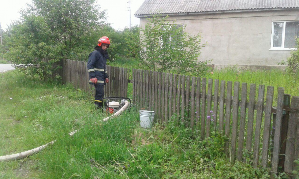 На Рівненщині затопило житлові будинки