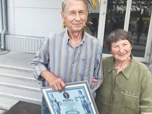 Їй – 81 рік, йому – 79: подружня пара піднялась на повітряній кулі у небо