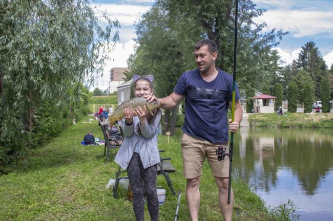 На Рівненщині школярка зловила майже вісім кілограмів риби