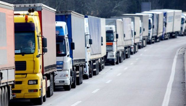 В Україні через спеку обмежили рух вантажівок