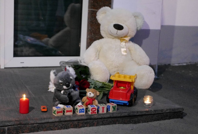 Померла дитина, яку застрілили п‘яні копи: МВС У Києві «штурмують» активісти