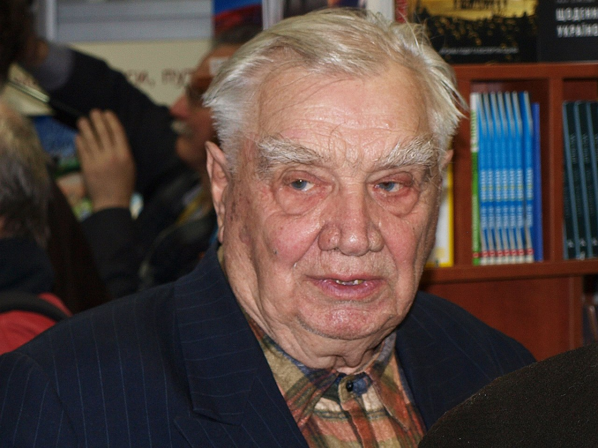 Помер відомий український письменник, Герой України