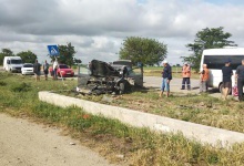 На Херсонщині авто влетіло у зупинку з людьми: загинула родина