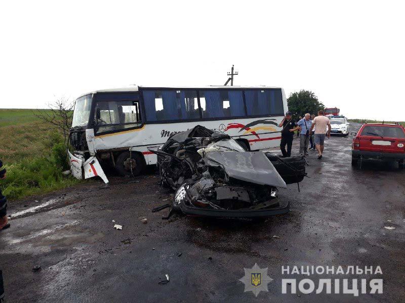 Подробиці ДТП на Рівненщині: водій легковика загинув, пасажирів госпіталізували